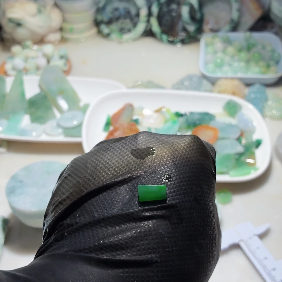 国***好翡翠未镶嵌颈饰边角料