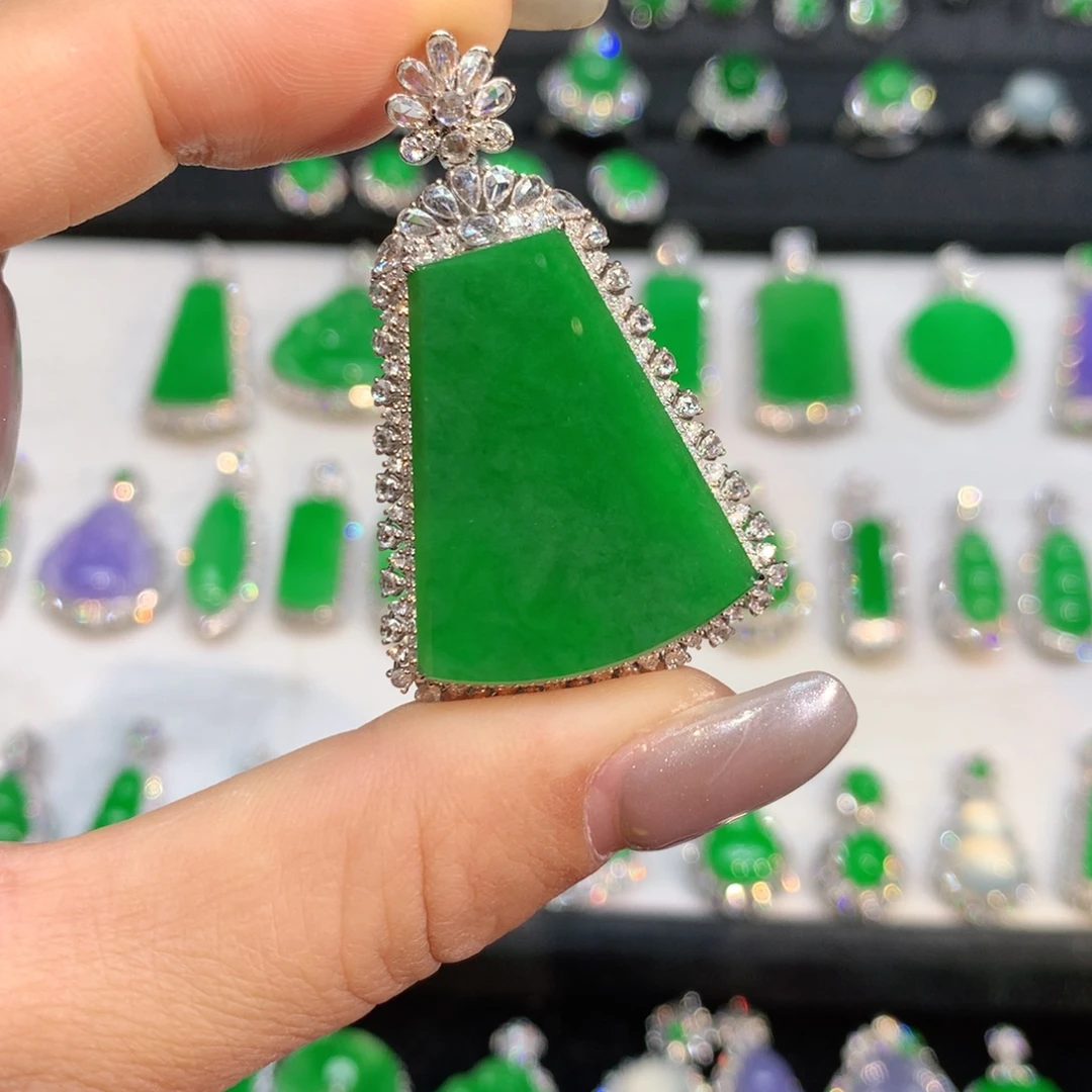 翡翠18K金镶嵌颈饰