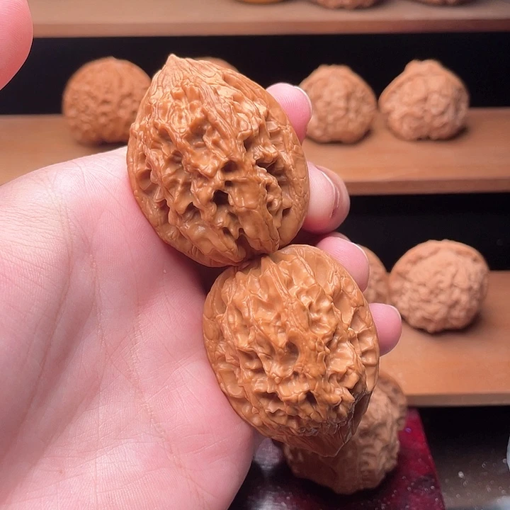 文玩核桃把件39.8毕业红皮大沽石49克