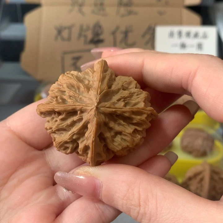 运***力文玩核桃吊坠异形单只，有瑕疵