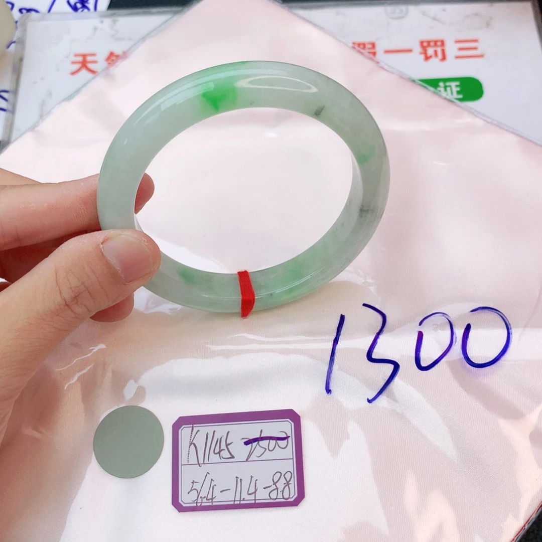 翡翠手镯未镶嵌翡翠