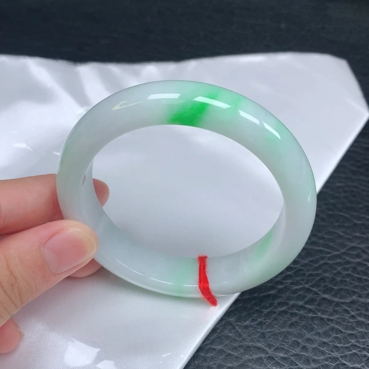 翡翠手镯未镶嵌。