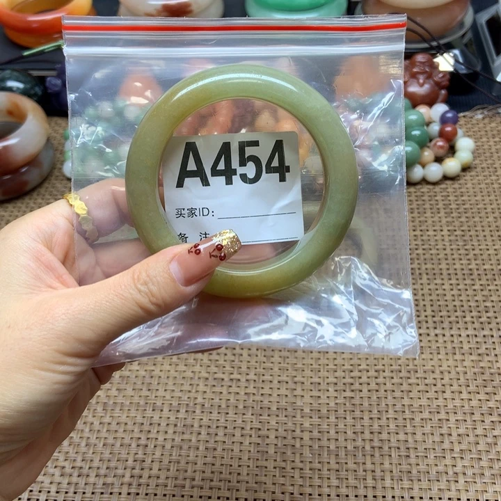 小***子石英质玉未镶嵌手镯