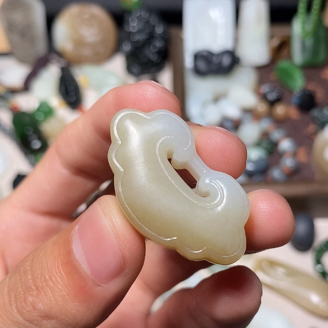 面***人和田玉未镶嵌颈饰