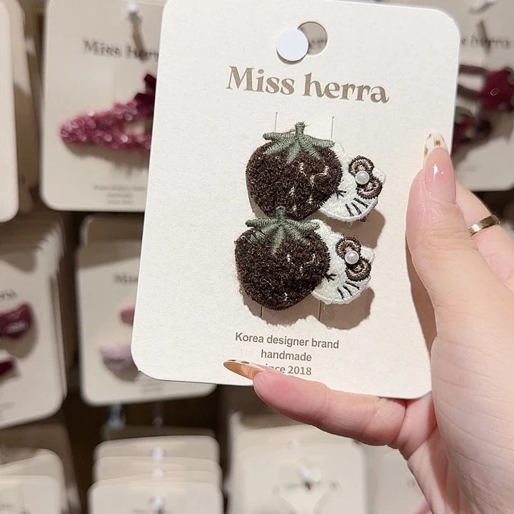 棕色草莓kt鸭嘴夹一对