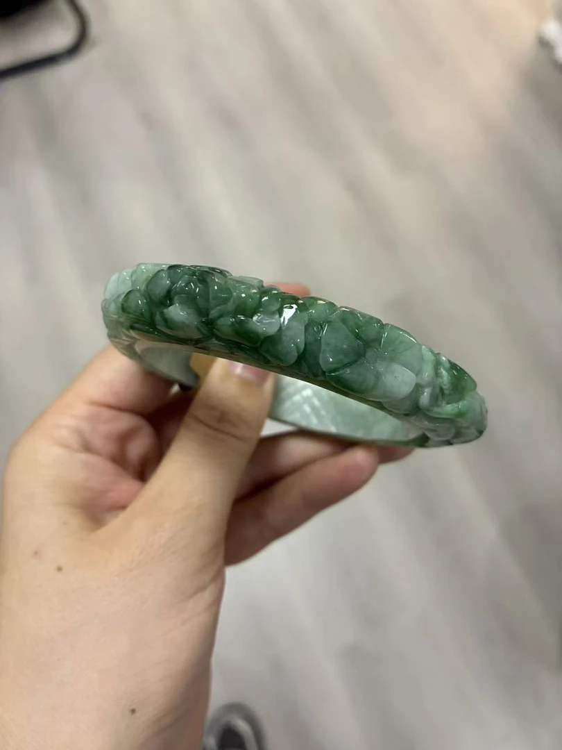 翡翠手镯牡丹花雕刻手镯