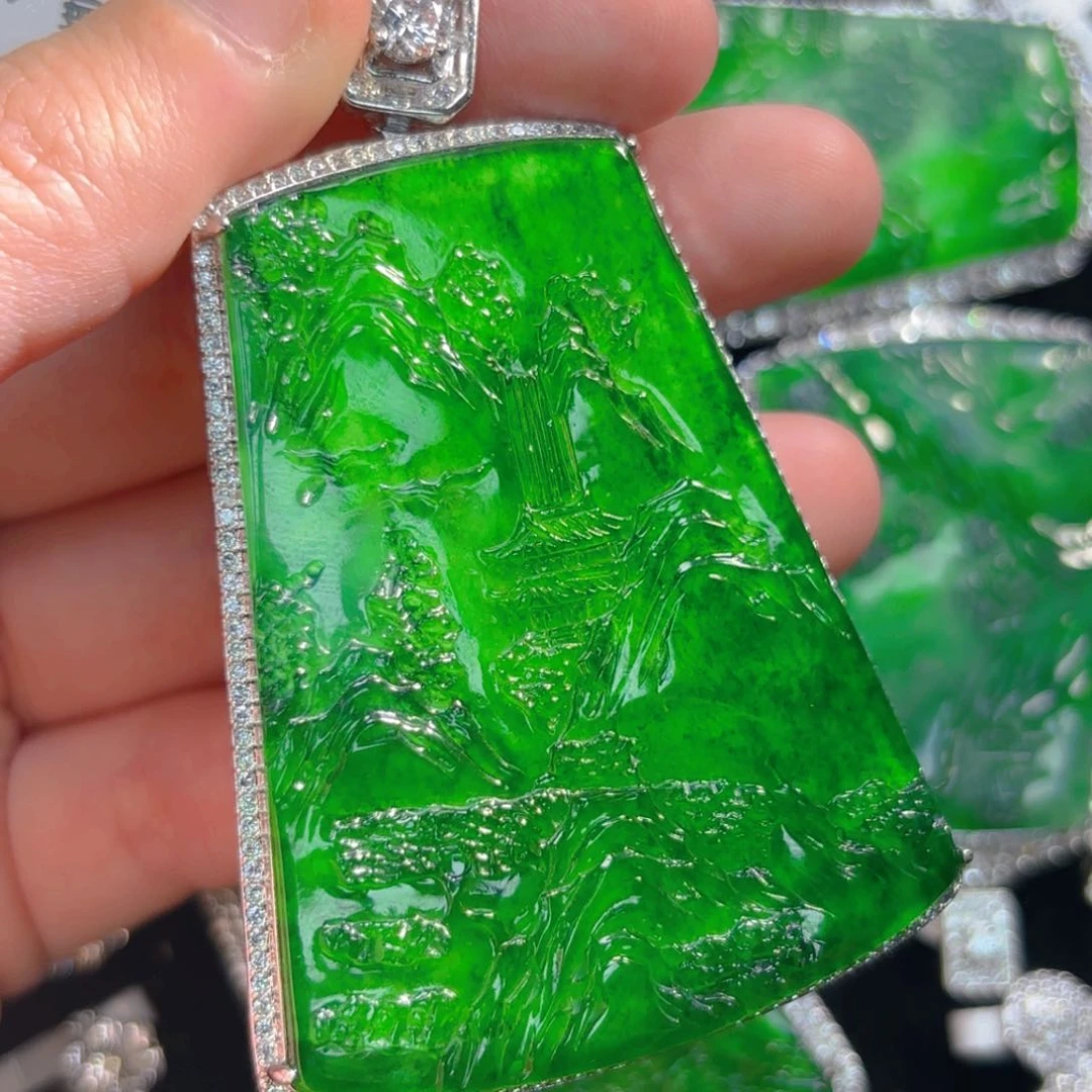 翡翠颈饰未镶嵌山水牌