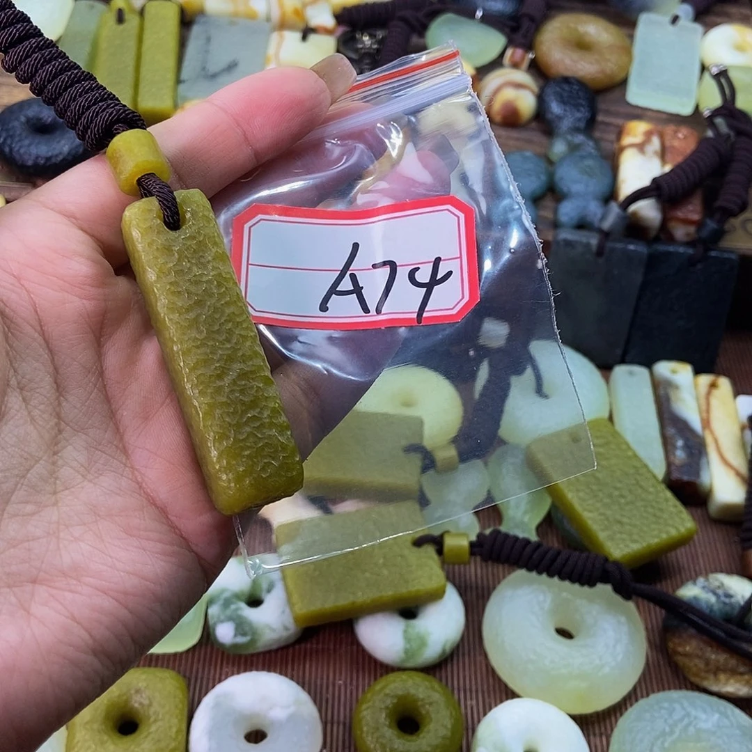 蛇纹石玉未镶嵌挂件?****⁴