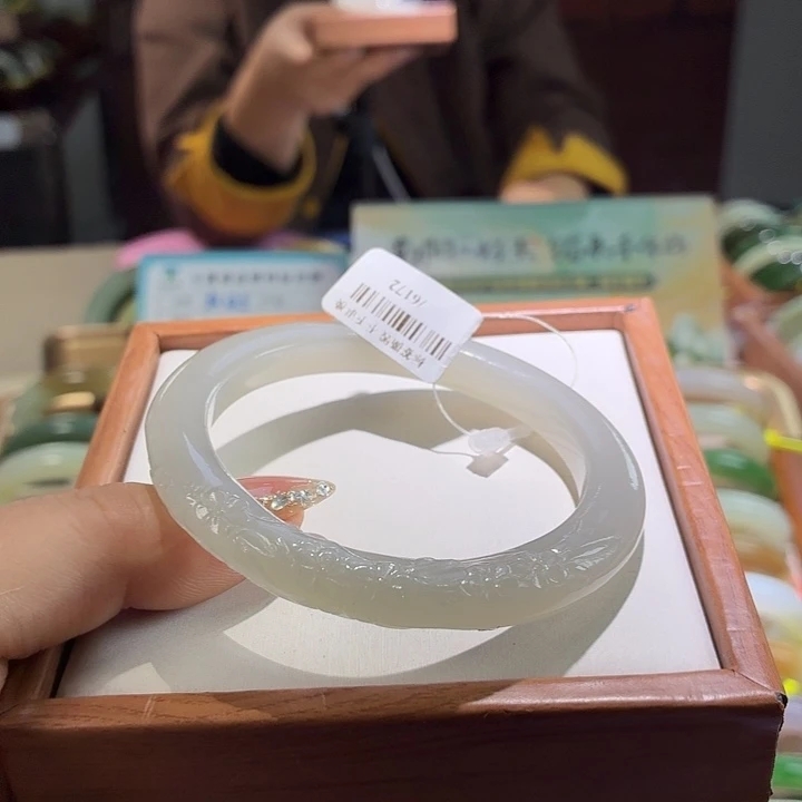 和田玉未镶嵌手镯