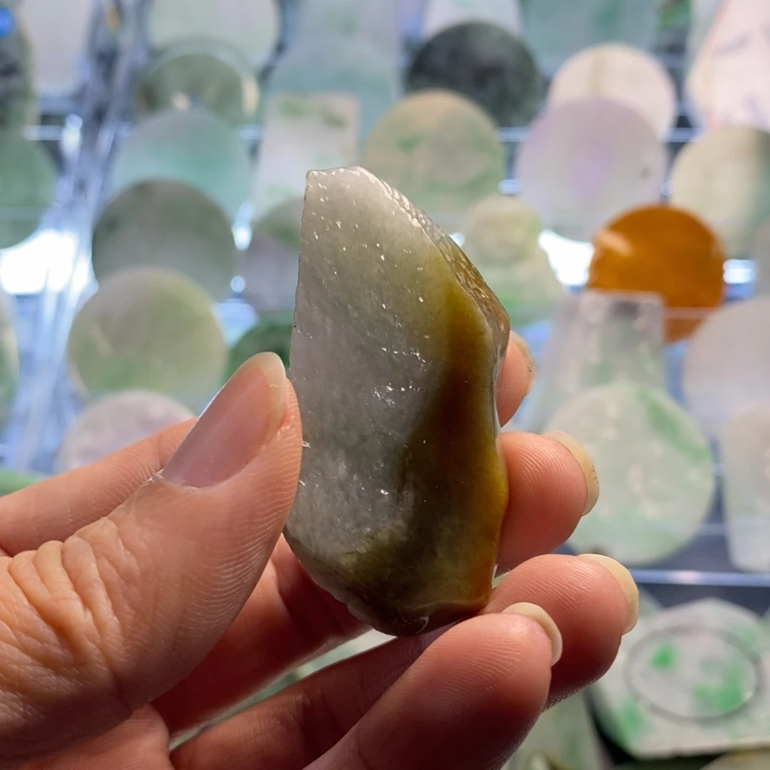 翡翠散珠翡翠hfgiutvj