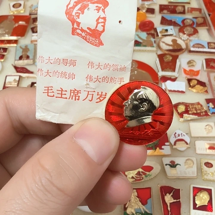 铝毛爷爷像章，佩戴