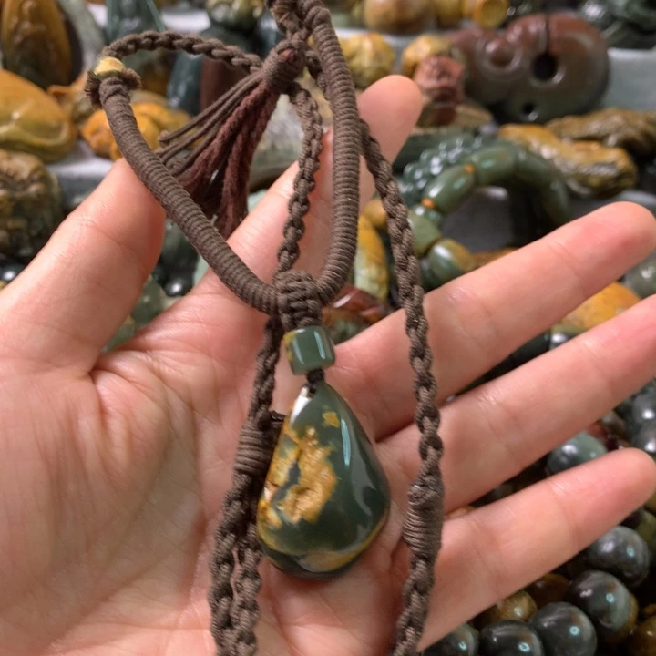 未镶嵌岫岩河磨玉（透闪石质玉）把件