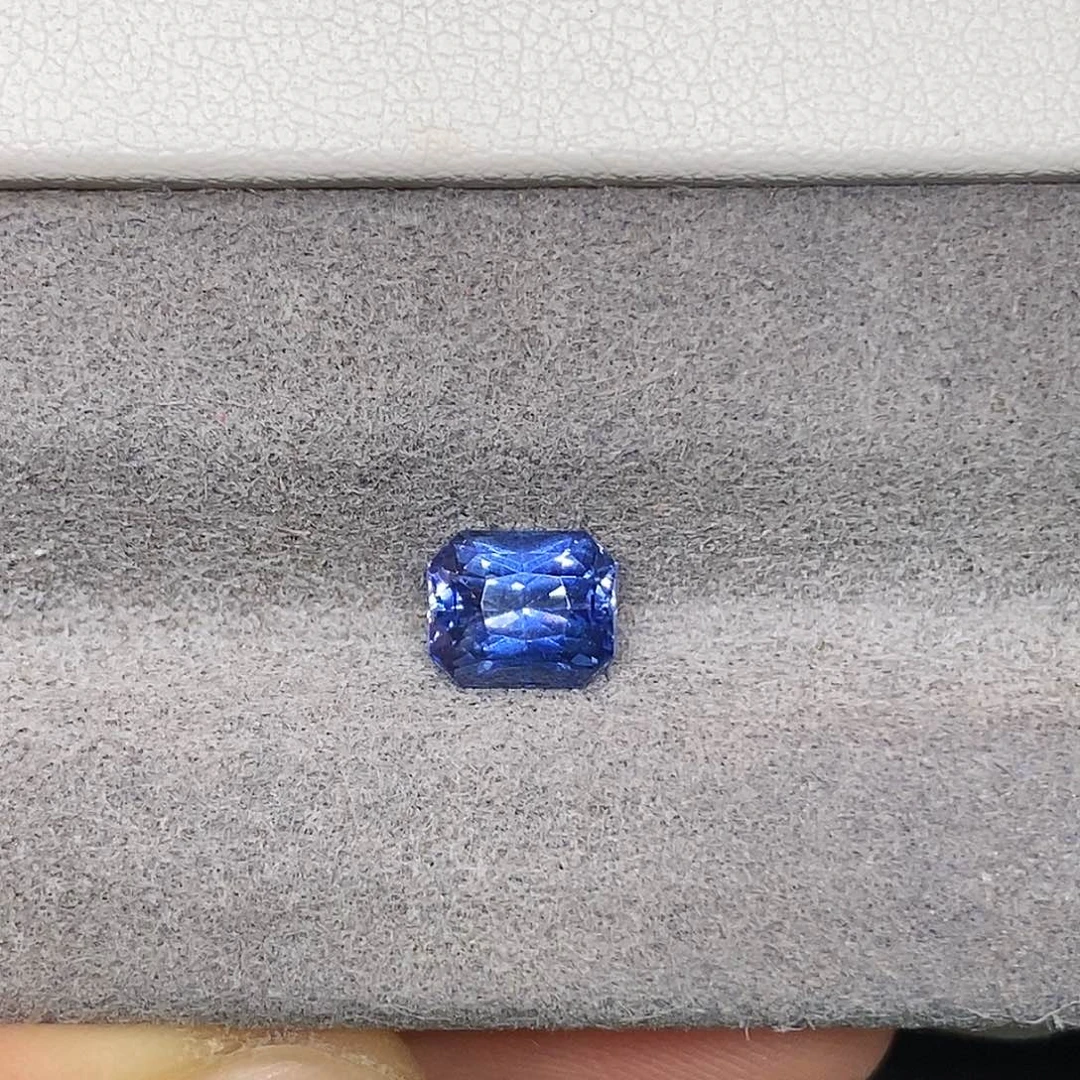 蓝宝石裸石1.68克拉天然全净玻璃体满火彩矢车菊