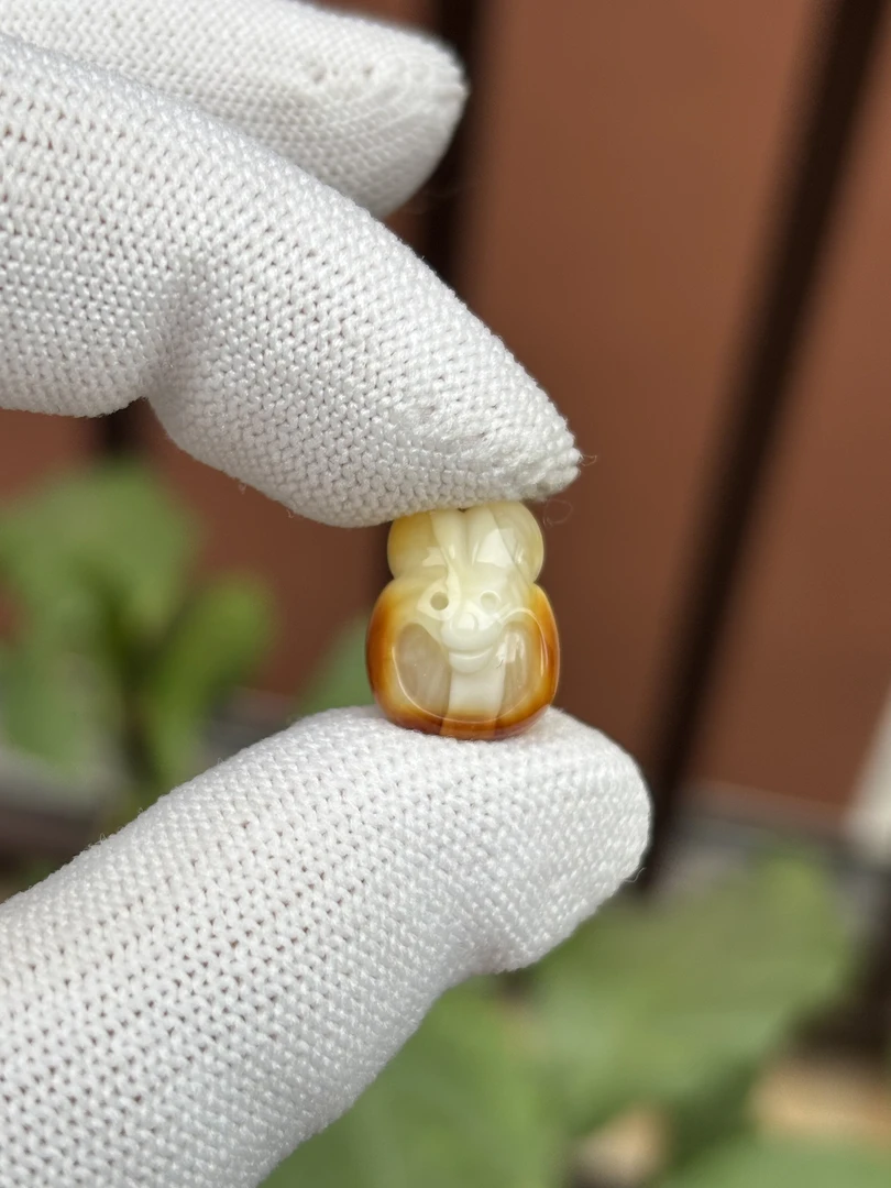 5543天然蜜蜡琥珀兔头配饰11.7x15x8.5mm