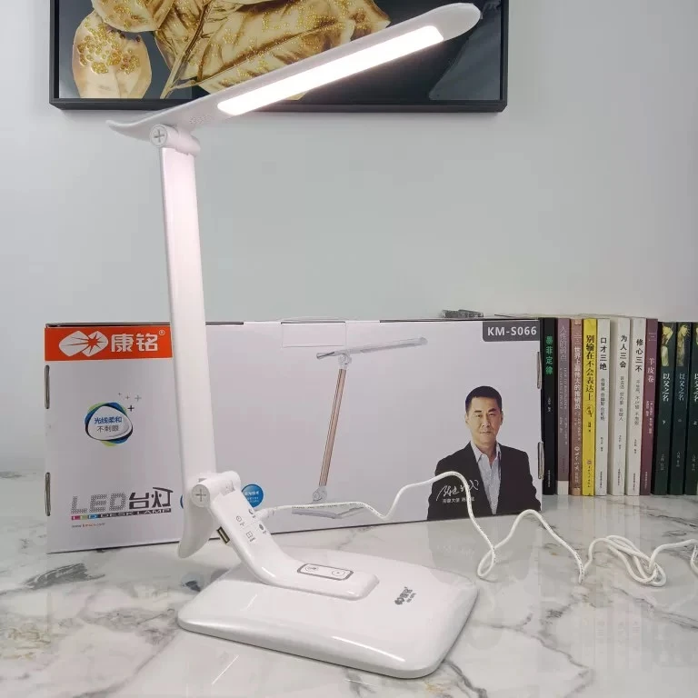 康明LED柔和不刺眼台灯