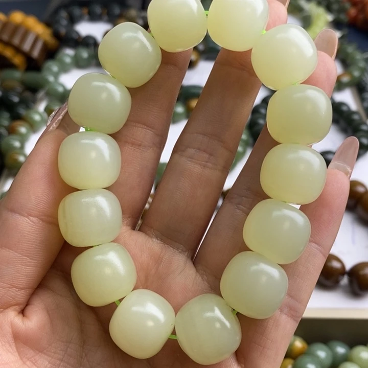 未镶嵌透闪石质玉珠宝奇石