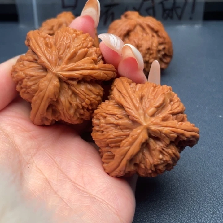 T***i文玩核桃吊坠白狮子