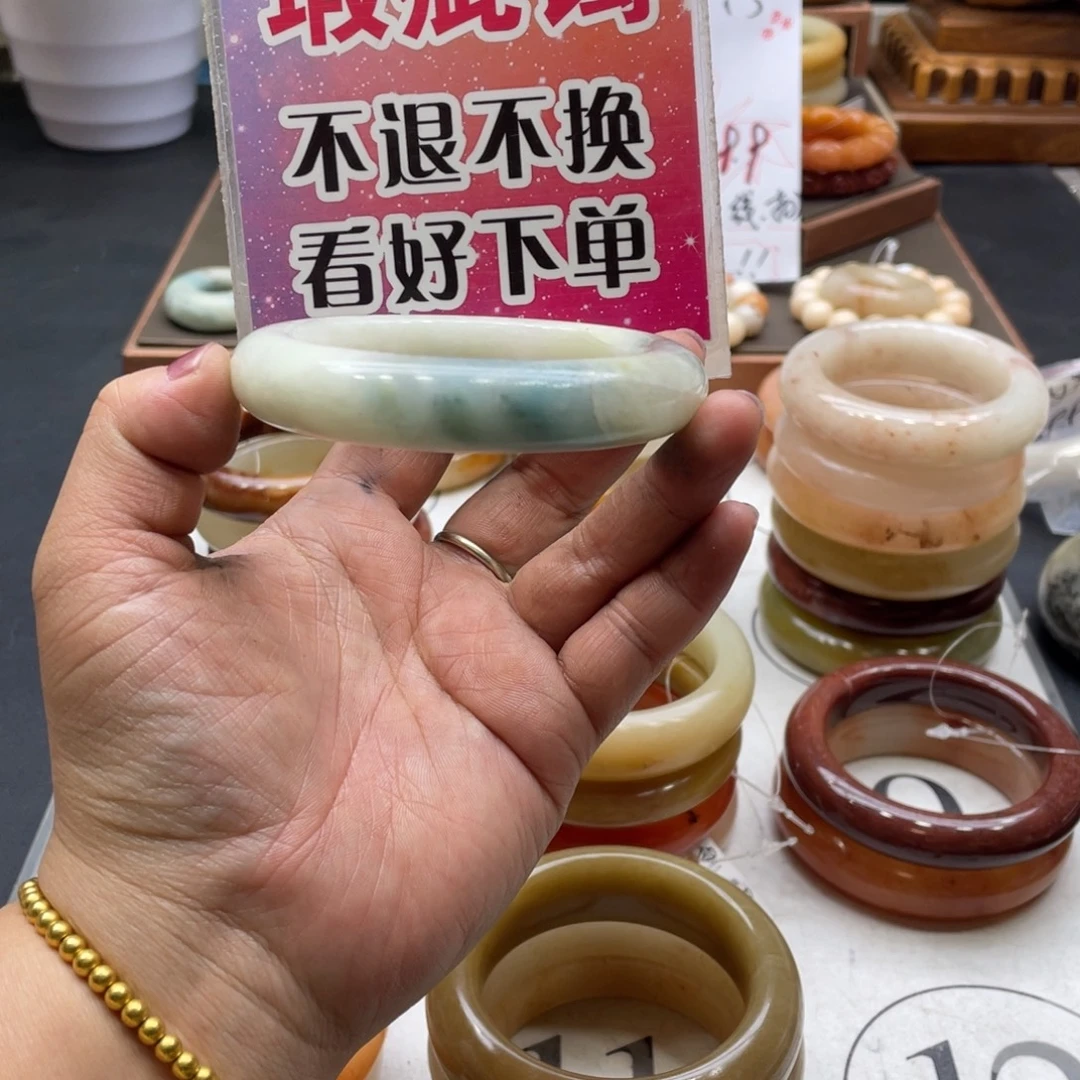 董****石英岩玉未镶嵌手镯
