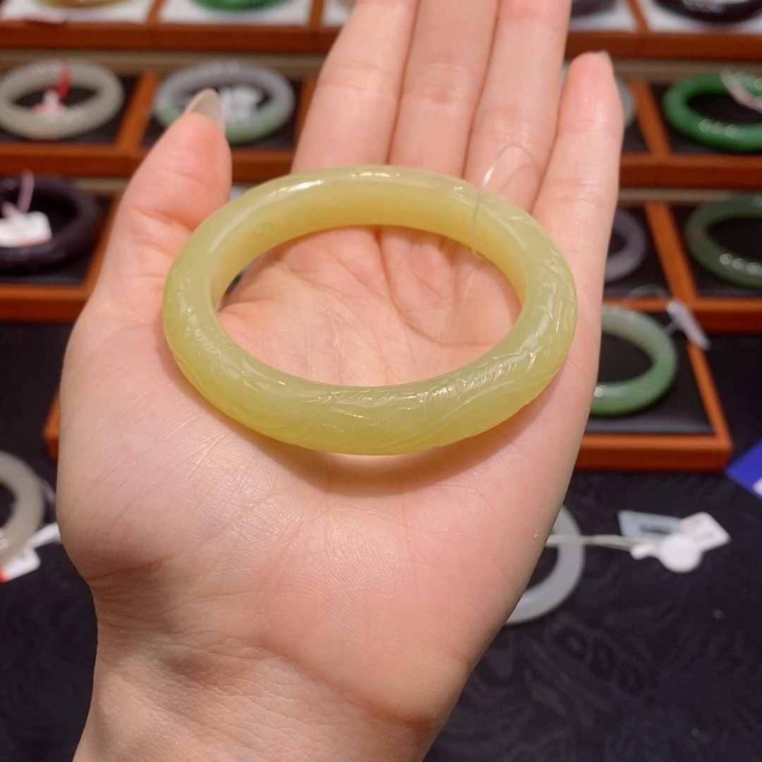 和田玉手镯未镶嵌雕花