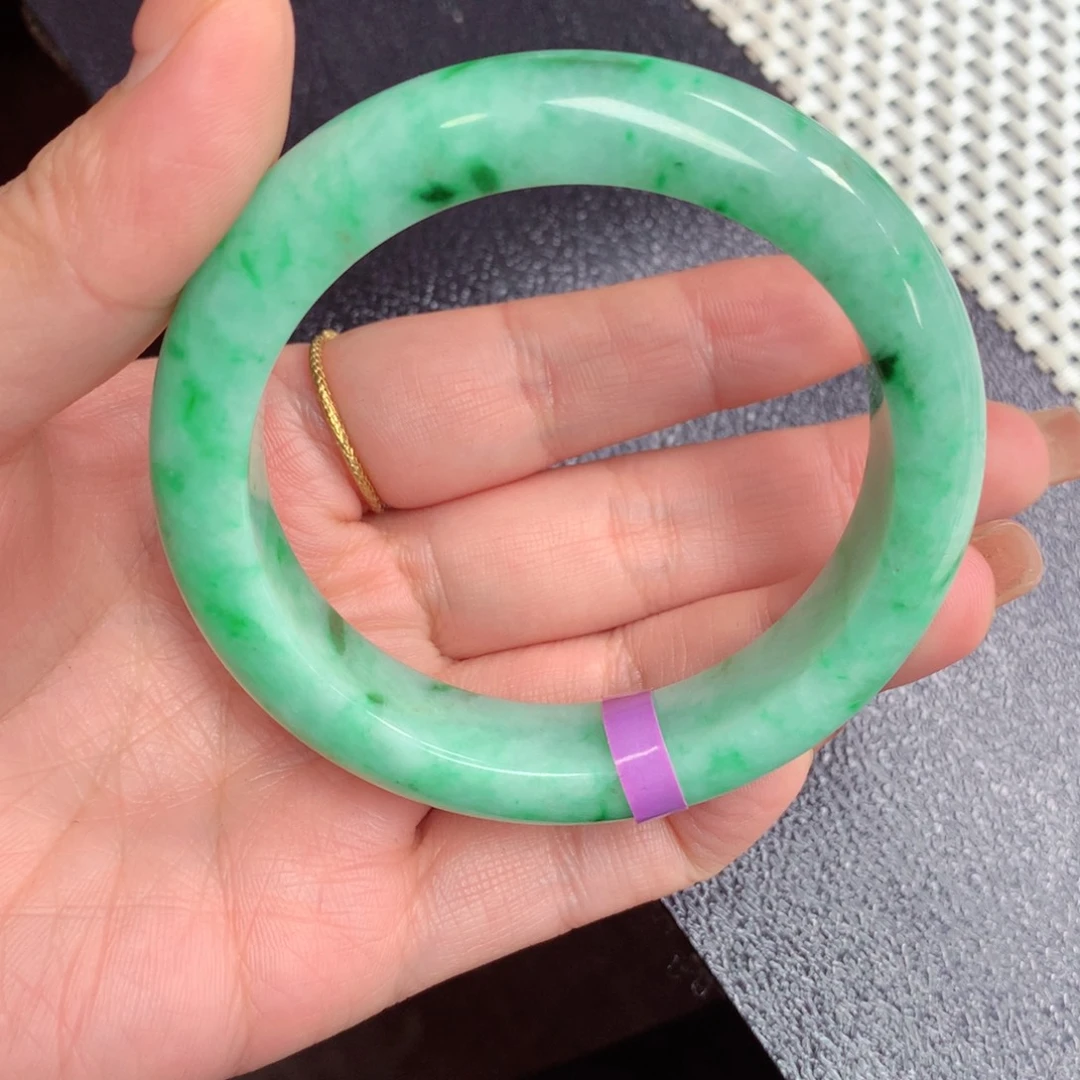 翡翠手镯未镶嵌翡翠