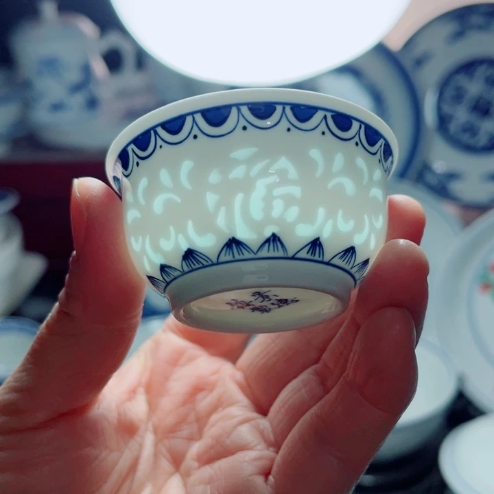 青花玲珑福字雕刻小杯