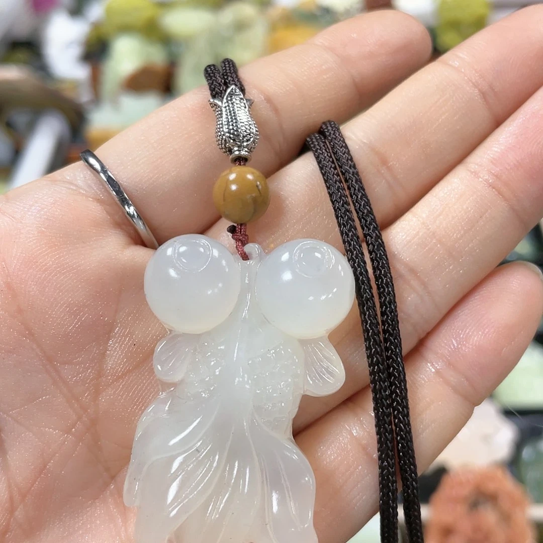 蛇纹石玉颈饰合金