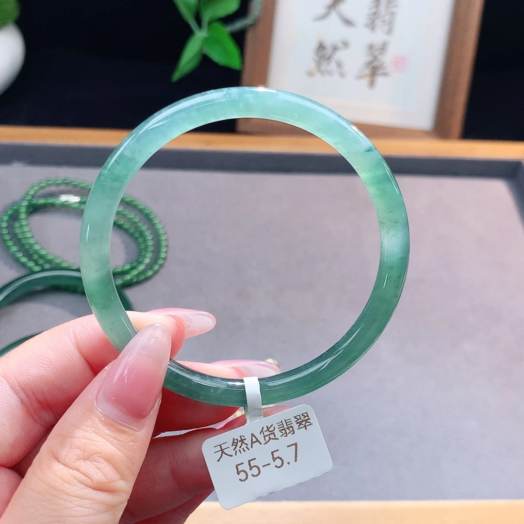 未镶嵌手镯（圆镯）翡翠