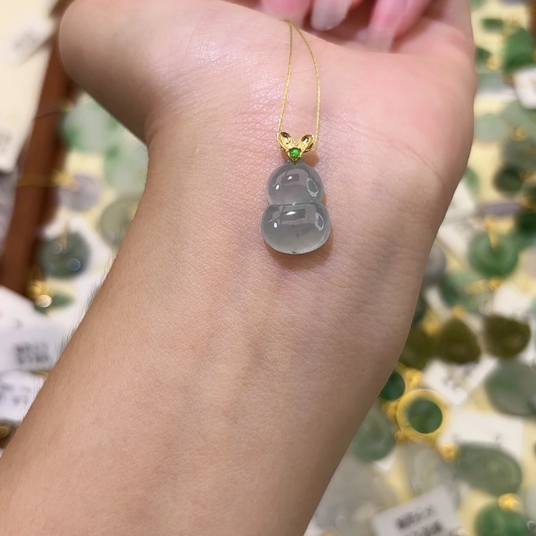 翡翠18K金镶嵌颈饰葫芦