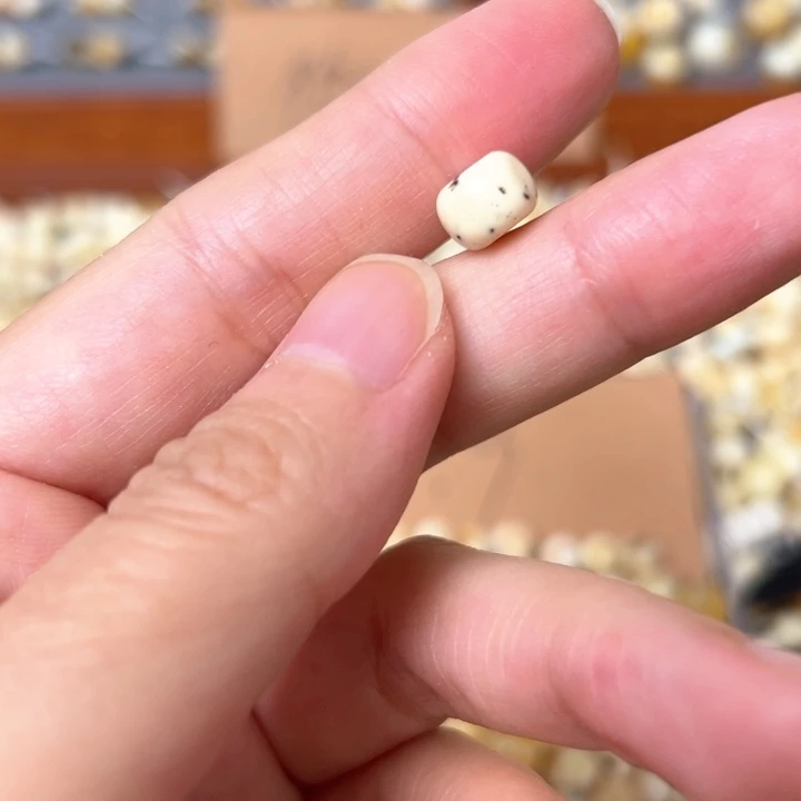 蜜蜡未镶嵌裸石8.3mm一个