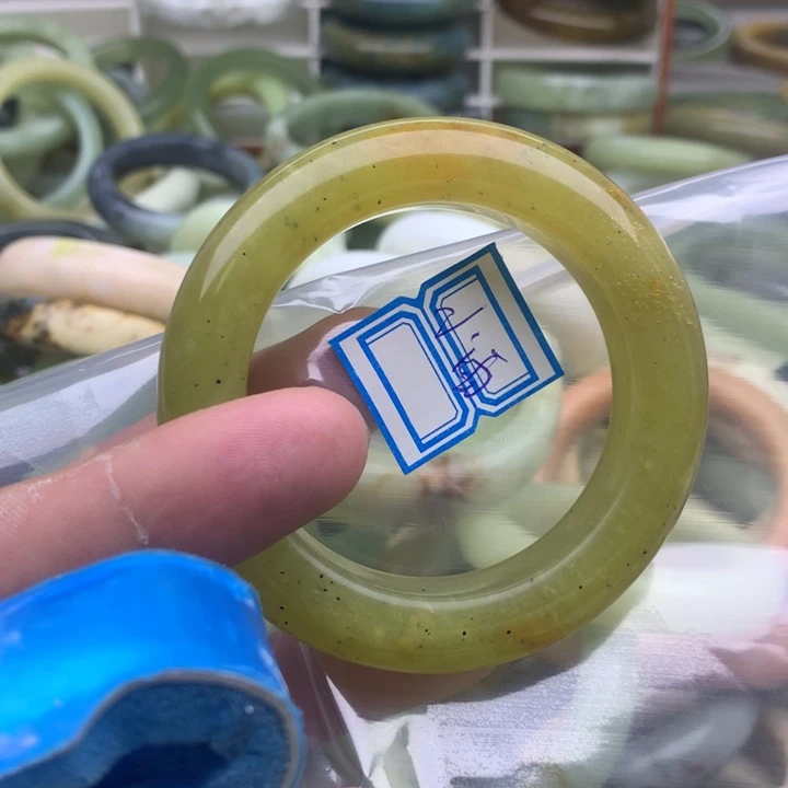 蛇纹石玉未镶嵌手镯小**子