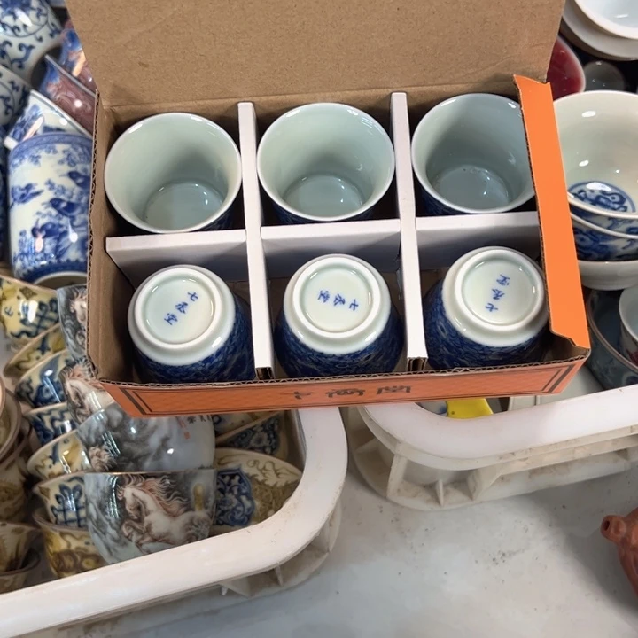 郑***億瓷片白青花万花马蹄客杯发六个