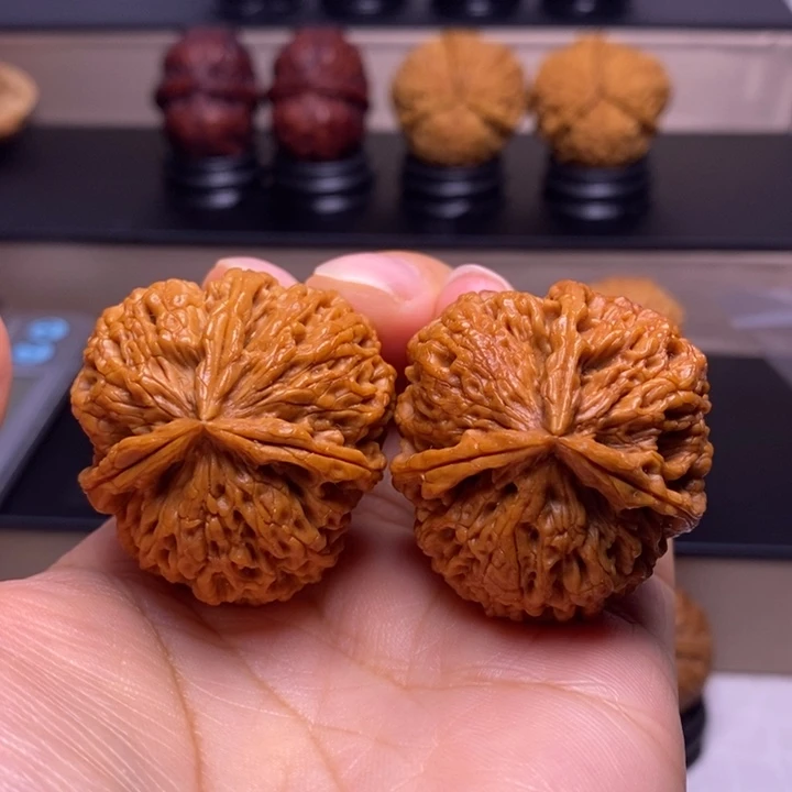 布***侯把件文玩核桃盘龙玉凤三楞11