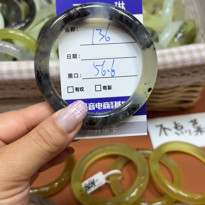 未镶嵌岫玉手镯天然
