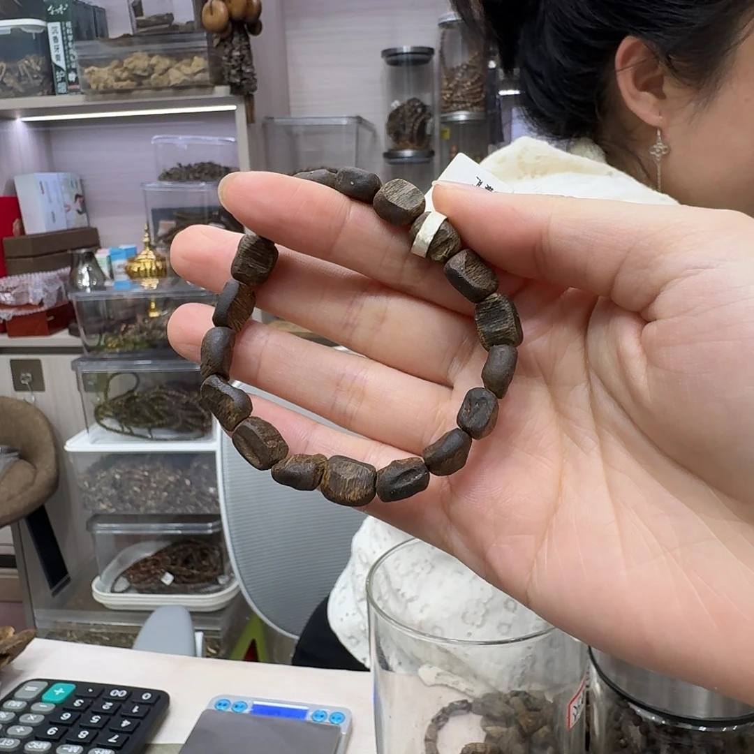 沉香沉香碎屑白棋板头沉水老料 6 克多样性发一