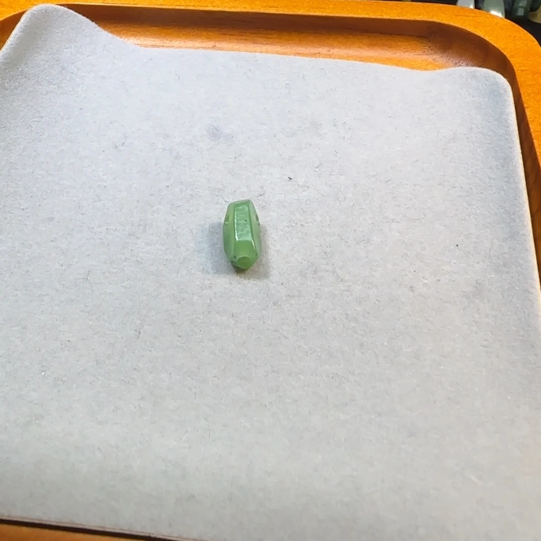 和田玉未镶嵌颈饰碧玉三通随形