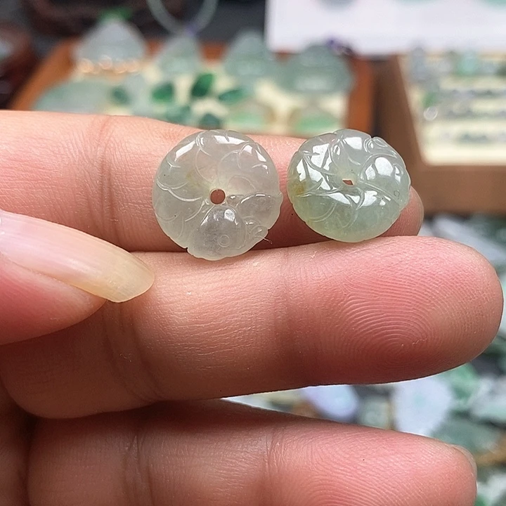 吊坠(不含链)未镶嵌翡翠一个loo