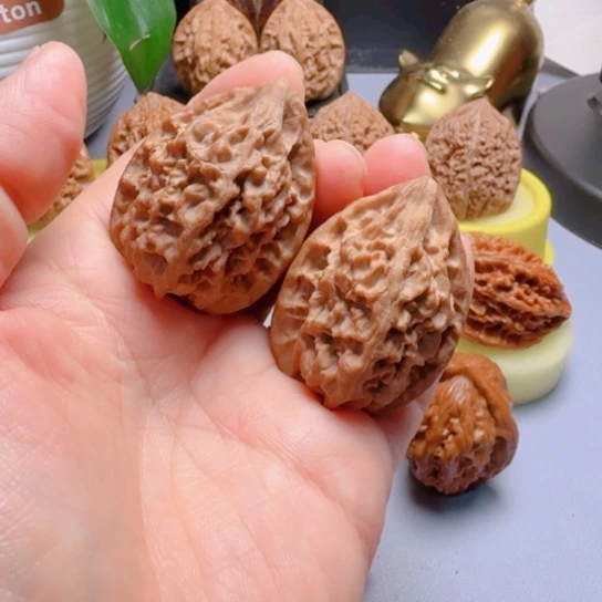 十三陵鸡心文玩核桃