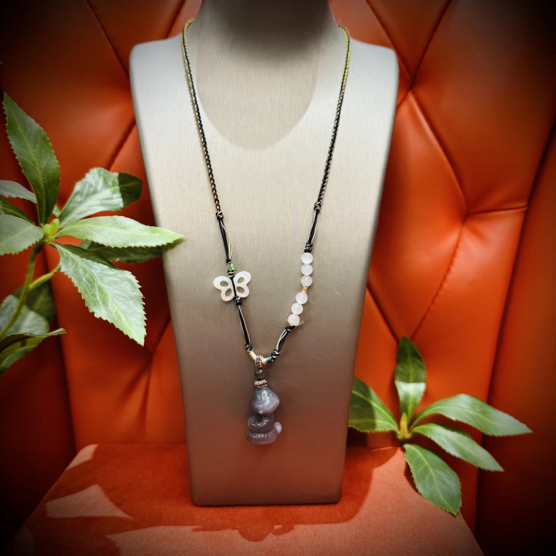 壹屿珠宝 022132    和田玉典藏蛇宝宝颈饰