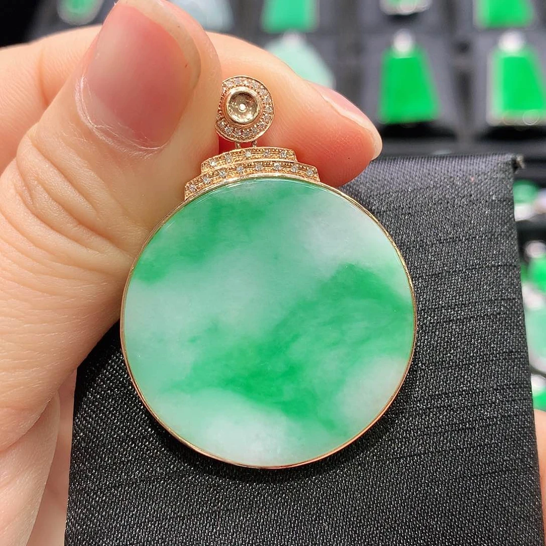 翡翠18K金镶嵌颈饰圆牌