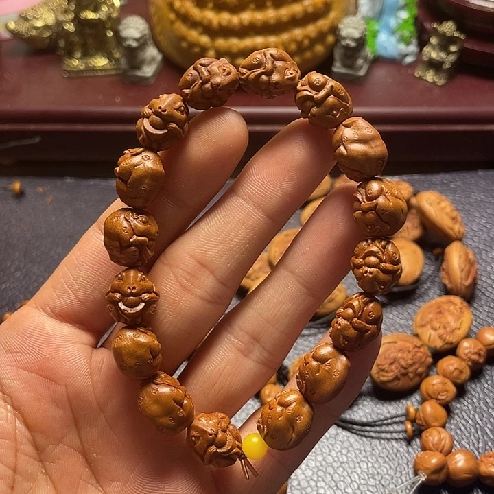 龙纹桃核雕刻瑕疵鼠你有钱