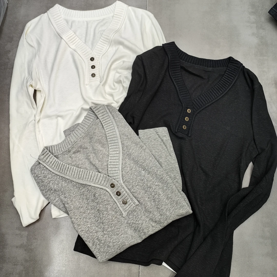 V领三个扣修身小衫