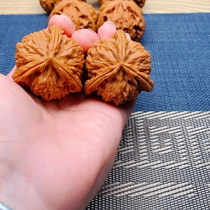 张***华文玩核桃吊坠三棱