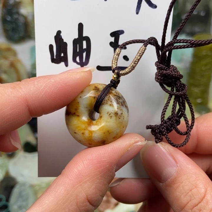 蛇纹石玉颈饰未镶嵌