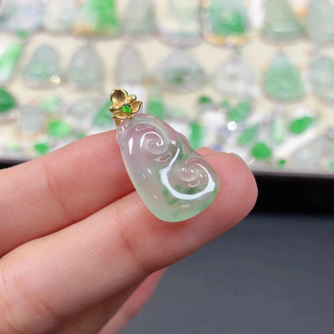 颈饰18K金镶嵌翡翠