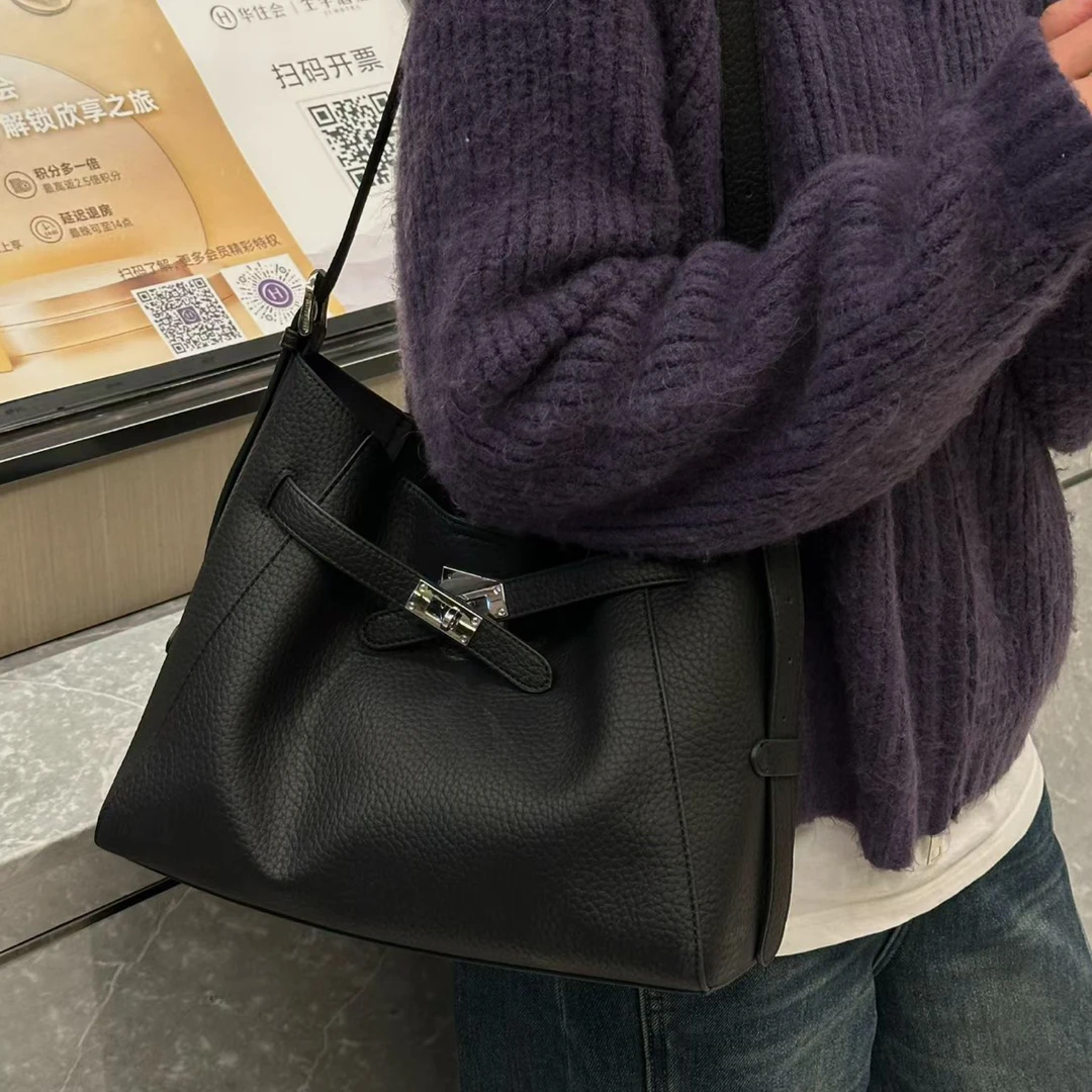 秋冬新款荔枝纹简约风单肩托特包大容量百搭通勤女士水桶包