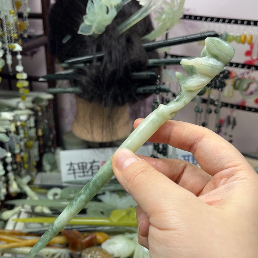 岫玉未镶嵌发饰长度18.5厘米左右，双面雕工双面可戴