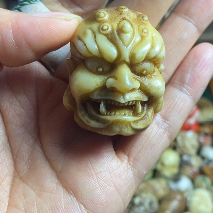 小*仔配饰鹿角雕刻一个出