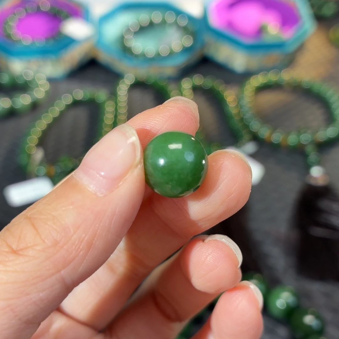 莫***义和田玉（碧玉）未镶嵌珠宝半成品