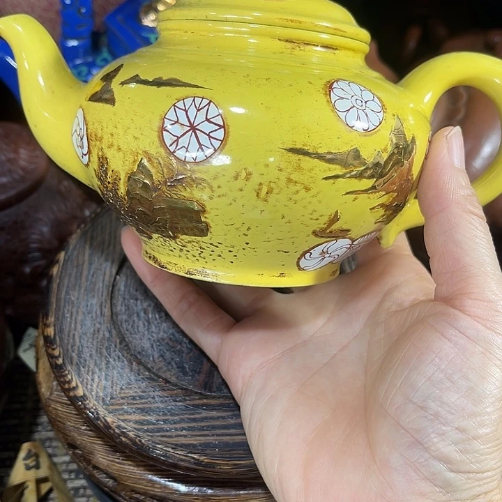 茶壶紫砂原矿泥料手工制作的一把紫砂壶。