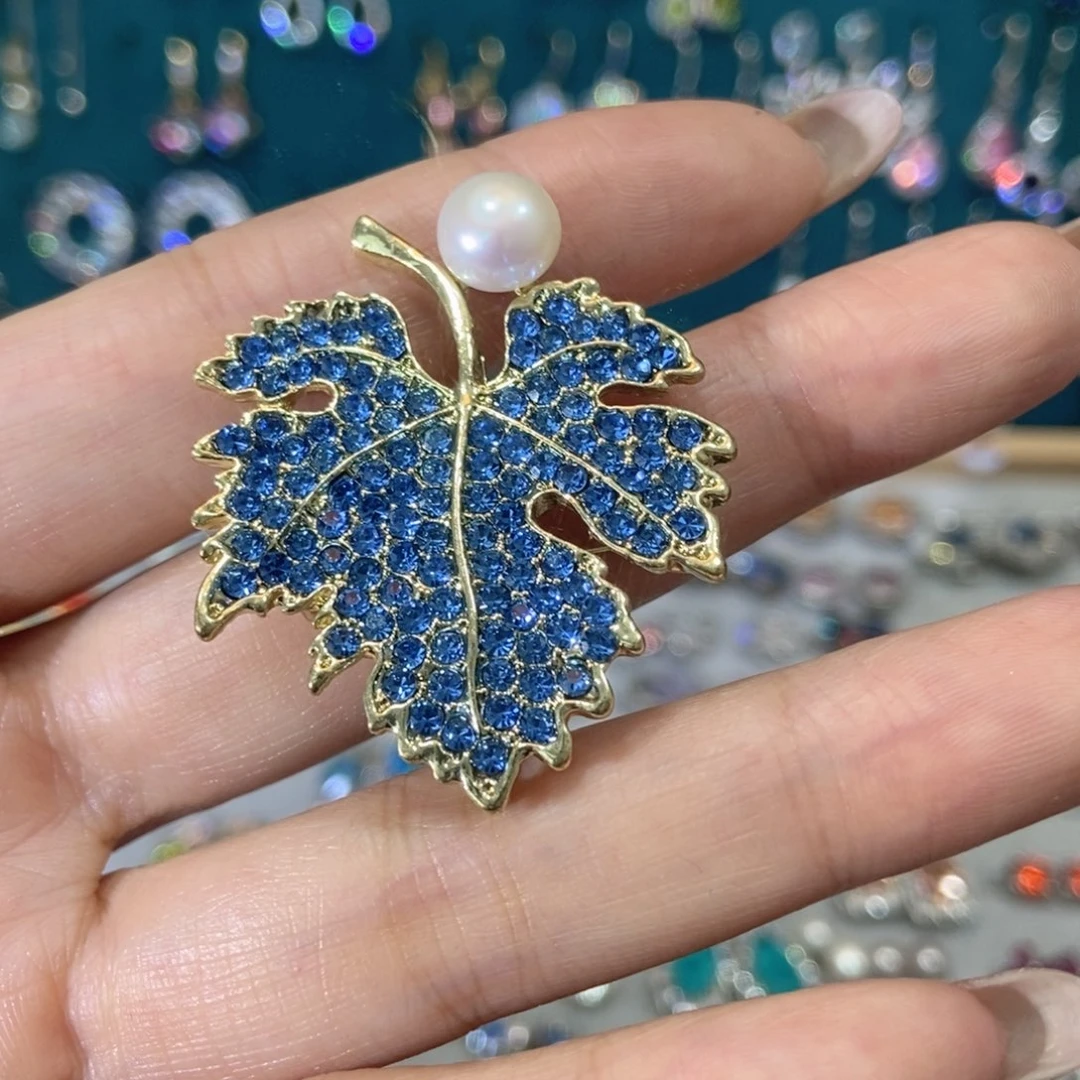 6锆石（处理）胸针